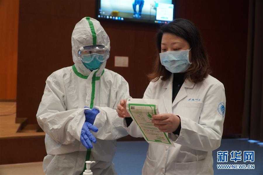 （聚焦疫情防控·圖文互動）（4）無法握手，但始終并肩
