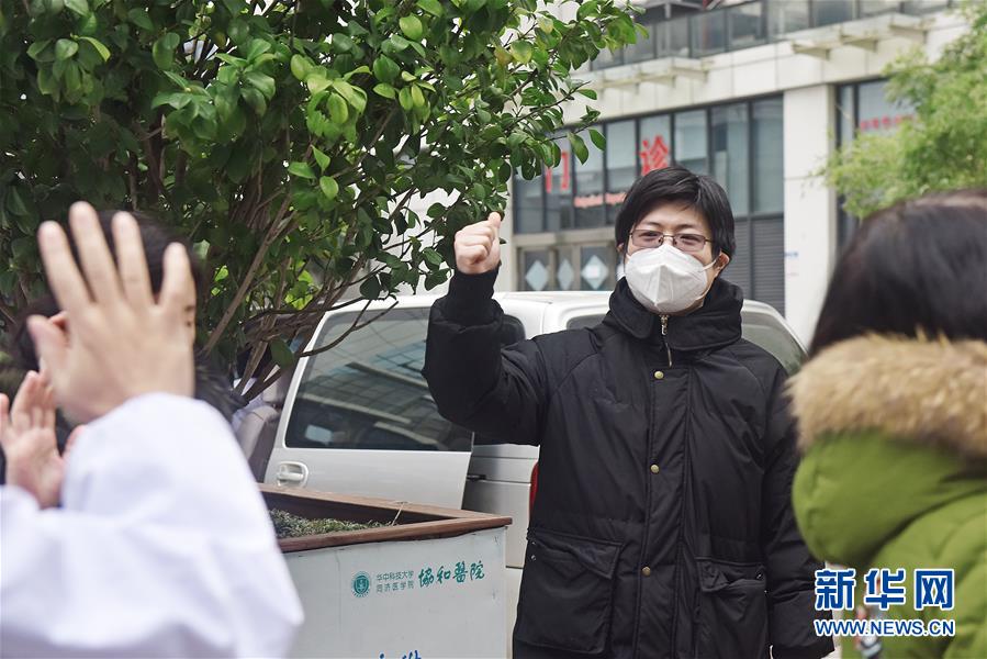 （新華全媒頭條·圖文互動）（2）戰(zhàn)紅區(qū)！——發(fā)生在武漢抗疫隔離病房內(nèi)的故事