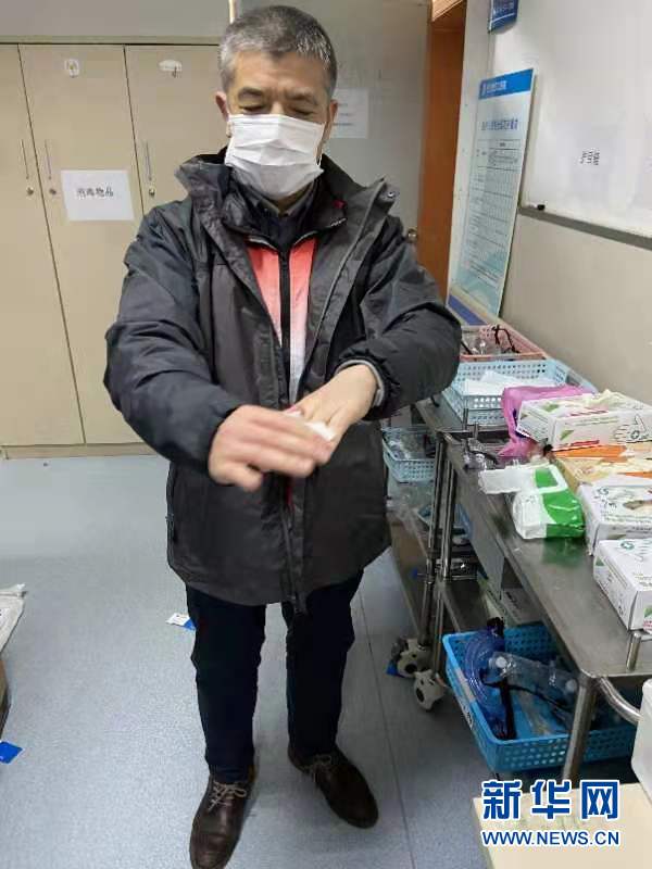 （新華全媒頭條·圖文互動）（3）戰(zhàn)紅區(qū)！——發(fā)生在武漢抗疫隔離病房內(nèi)的故事