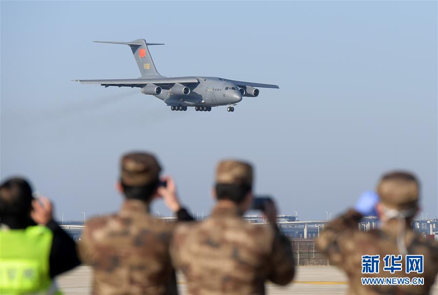 （聚焦疫情防控·圖文互動）（2）空軍第四次向武漢大規(guī)?？者\醫(yī)療隊員和物資