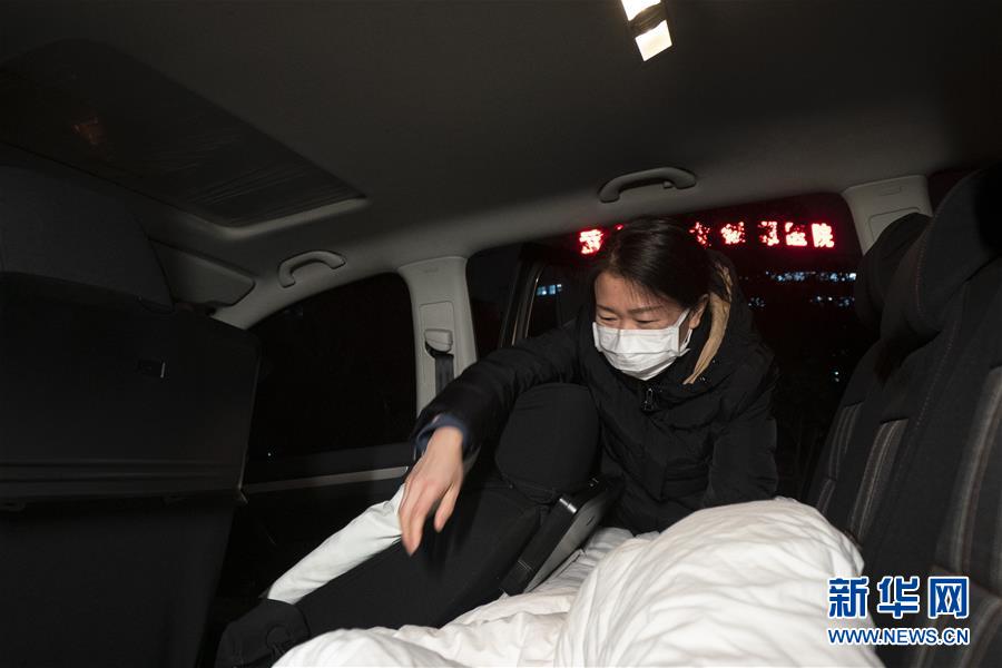 （一線抗疫群英譜·圖文互動(dòng)）（2）特寫：為節(jié)省10分鐘，這對(duì)醫(yī)護(hù)夫妻“以車為家”