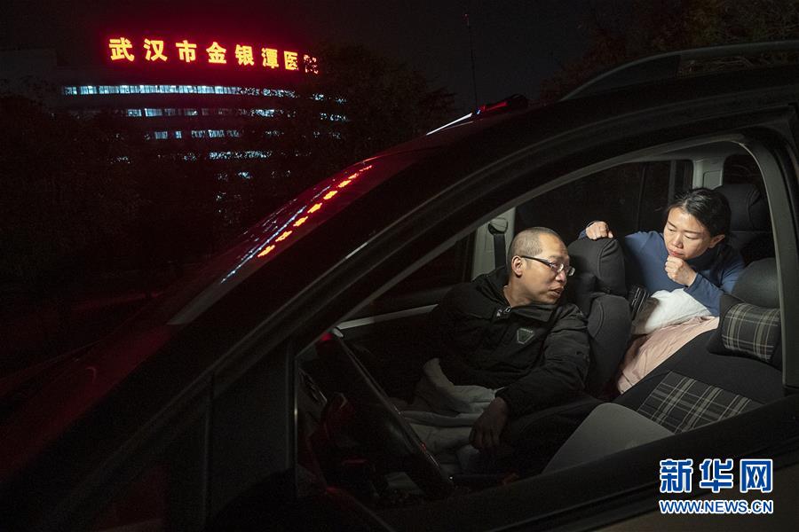（一線抗疫群英譜·圖文互動(dòng)）（3）特寫：為節(jié)省10分鐘，這對(duì)醫(yī)護(hù)夫妻“以車為家”