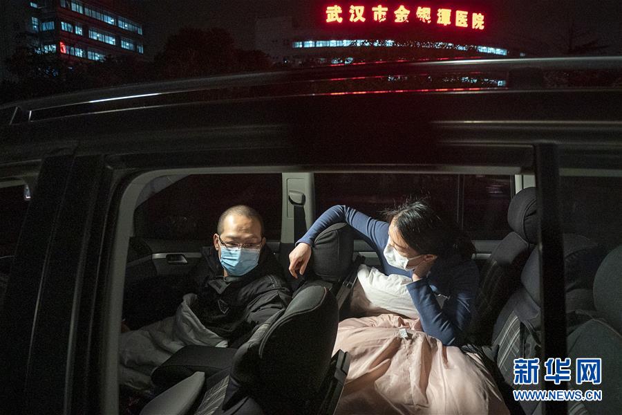 （一線抗疫群英譜·圖文互動(dòng)）（4）特寫：為節(jié)省10分鐘，這對(duì)醫(yī)護(hù)夫妻“以車為家”