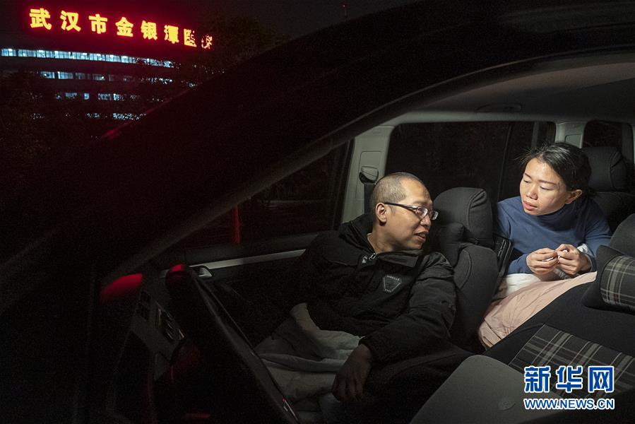 （一線抗疫群英譜·圖文互動(dòng)）（6）特寫：為節(jié)省10分鐘，這對(duì)醫(yī)護(hù)夫妻“以車為家”