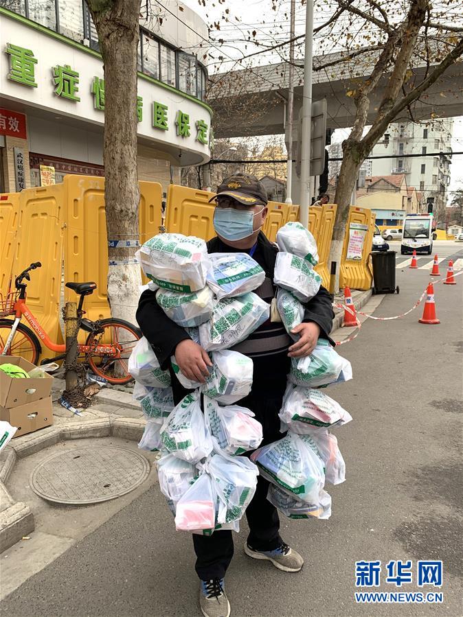 （新華全媒頭條·圖文互動(dòng)）（1）守望相助，堅(jiān)忍不拔——致敬武漢戰(zhàn)“疫”中千千萬(wàn)萬(wàn)個(gè)平凡英雄
