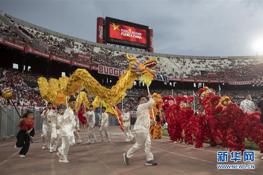 （新華全媒頭條·圖文互動(dòng)）（7）聽(tīng)，人類(lèi)命運(yùn)共同體的大合唱——中國(guó)同國(guó)際社會(huì)攜手抗擊新冠肺炎疫情述評(píng)