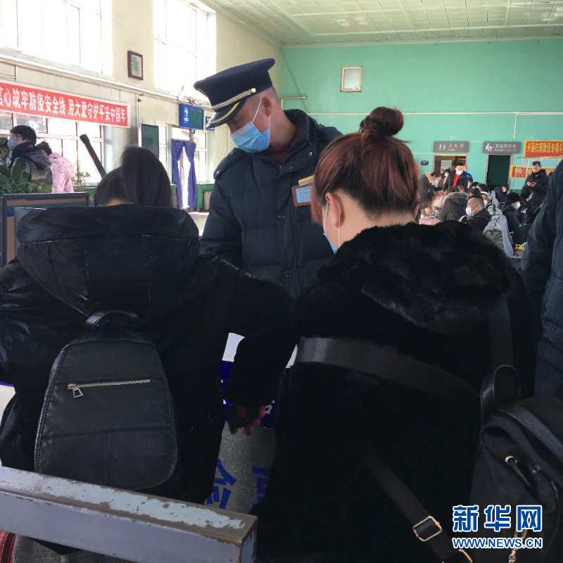 （新華網(wǎng)·圖文互動(dòng)）（2）疫情下，小站鐵路安檢員收獲10多萬(wàn)粉絲