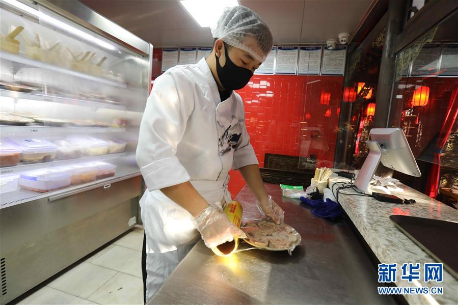 （圖文互動）（4）特寫：限人數(shù)、分餐吃、用公筷——偏遠小城“吃飯”見聞