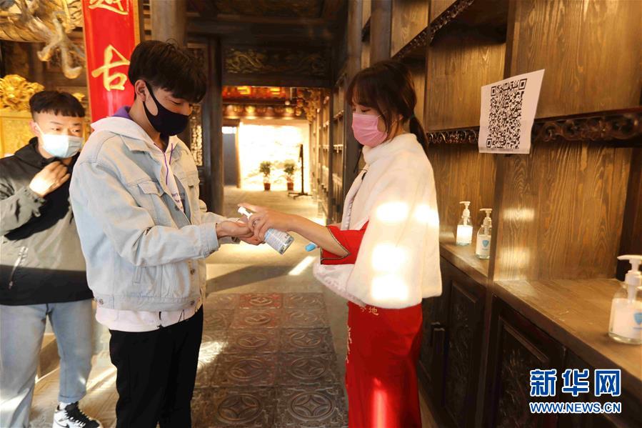 （圖文互動）（5）特寫：限人數(shù)、分餐吃、用公筷——偏遠小城“吃飯”見聞