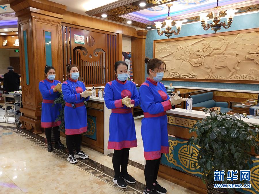 （圖文互動）（6）特寫：限人數(shù)、分餐吃、用公筷——偏遠小城“吃飯”見聞