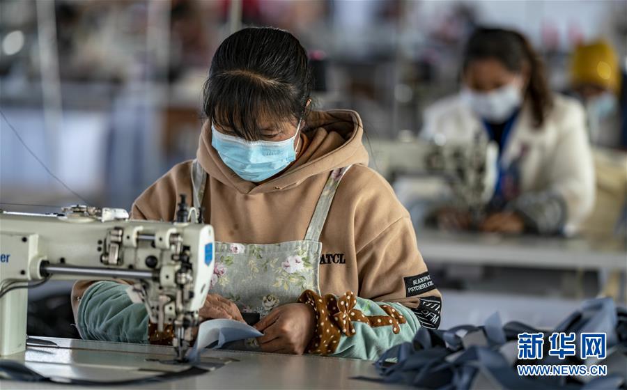 （在習(xí)近平新時代中國特色社會主義思想指引下——新時代新作為新篇章·習(xí)近平總書記關(guān)切事·圖文互動）（1）戰(zhàn)“疫”要勁時，戰(zhàn)“貧”再加把勁！——中央各部門助力脫貧攻堅(jiān)很給力