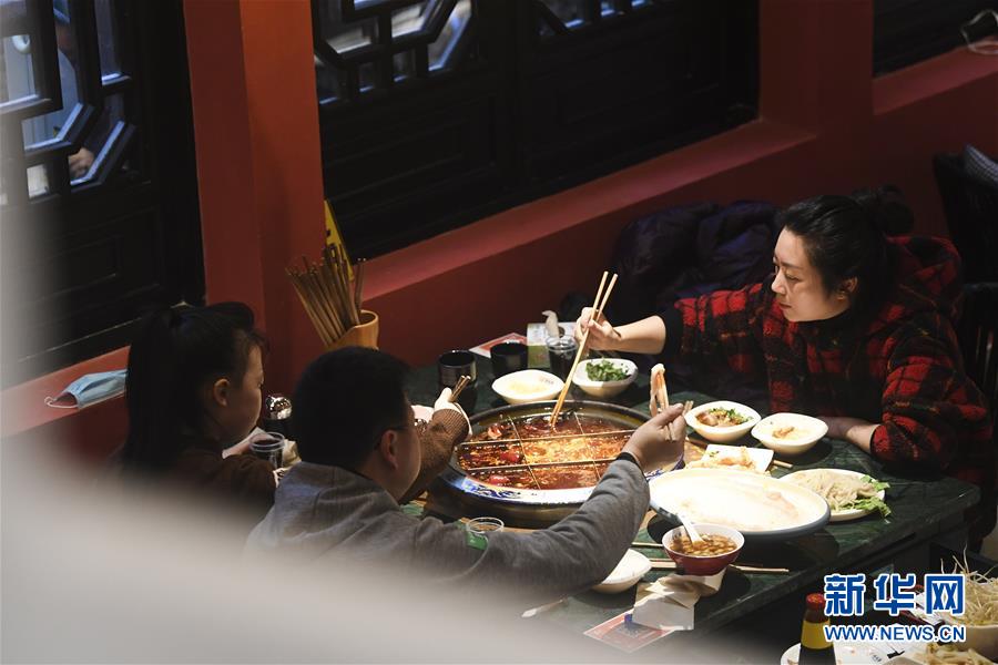 （聚焦復(fù)工復(fù)產(chǎn)·圖文互動）（1）重慶兩江又飄火鍋香