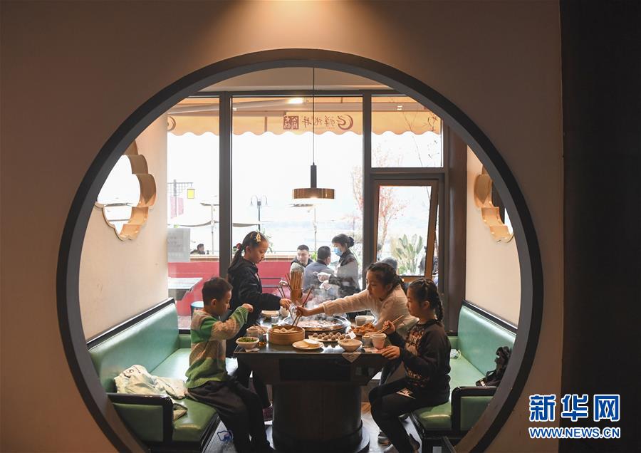 （聚焦復(fù)工復(fù)產(chǎn)·圖文互動）（2）重慶兩江又飄火鍋香