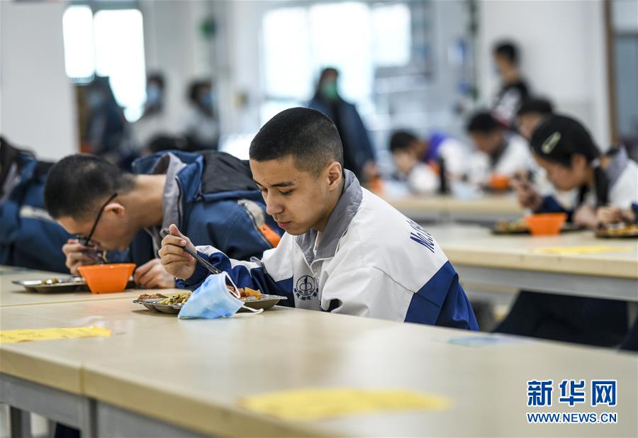 （圖文互動(dòng)）（6）“早”安同學(xué)，“早”安老師！——新疆初高中畢業(yè)班復(fù)課一周回訪見聞
