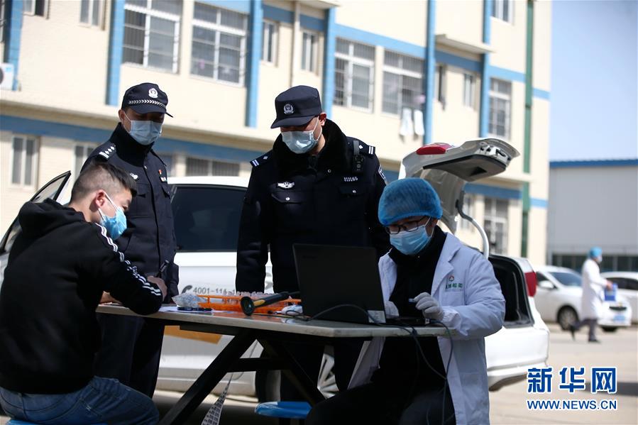（習近平致敬的戰(zhàn)“疫”英雄·公安干警篇·圖文互動）（3）他們，抗疫一線鑄警魂