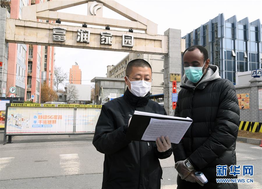 （習近平致敬的戰(zhàn)“疫”英雄·志愿者篇·圖文互動）（10）他們，微光成炬照征程