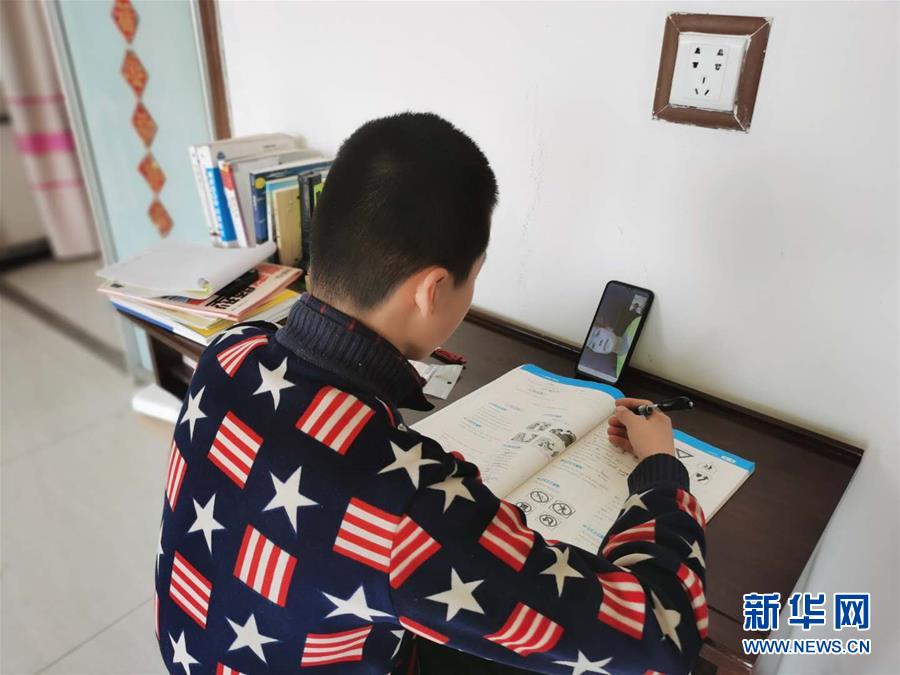（決戰(zhàn)決勝脫貧攻堅·圖文互動）（1）貧困村的學(xué)生有了免費“網(wǎng)約課”