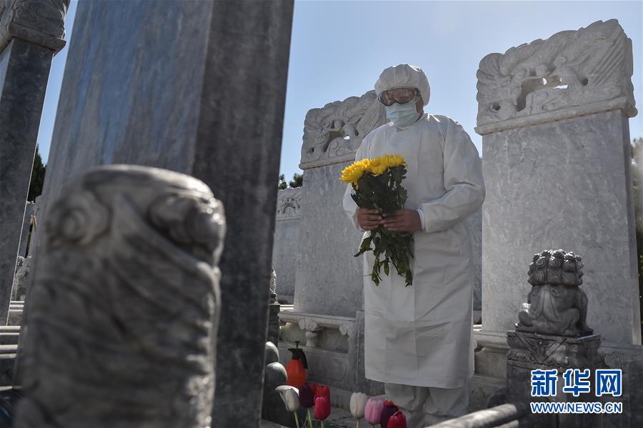 （圖文互動）（3）網(wǎng)上預(yù)約、分時祭掃、代祭服務(wù)——北京八寶山人民公墓清明祭掃見聞
