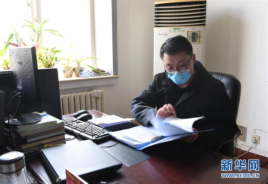 （一線抗疫群英譜·圖文互動）（2）“再年輕，也要學(xué)做頂梁柱”——記“95后”干警李文超