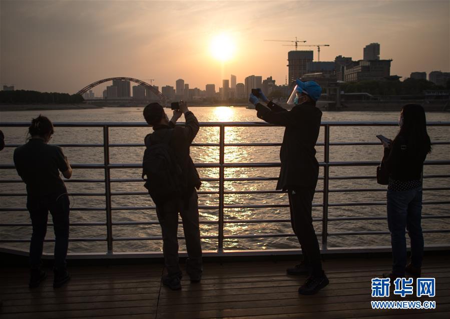 （在習近平新時代中國特色社會主義思想指引下——新時代新作為新篇章·習近平總書記關切事·圖文互動）（9）疫情防控不減壓　復工復產(chǎn)正加速——武漢“解封”滿月觀察