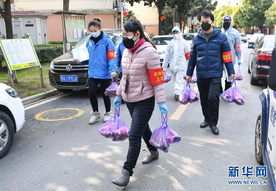 （新華全媒頭條·圖文互動）（10）“始終把人民群眾生命安全和身體健康放在第一位”——中國抗疫彰顯“生命至上、人民至上”理念