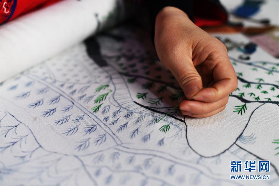 （兩會(huì)人物·圖文互動(dòng)）（2）帶娃、賺錢兩不誤——一位農(nóng)民工代表眼中的脫貧新工作
