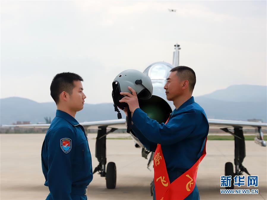 （圖文互動(dòng)）（2）5290小時(shí)！中國(guó)空軍殲擊機(jī)飛行紀(jì)錄保持者光榮停飛