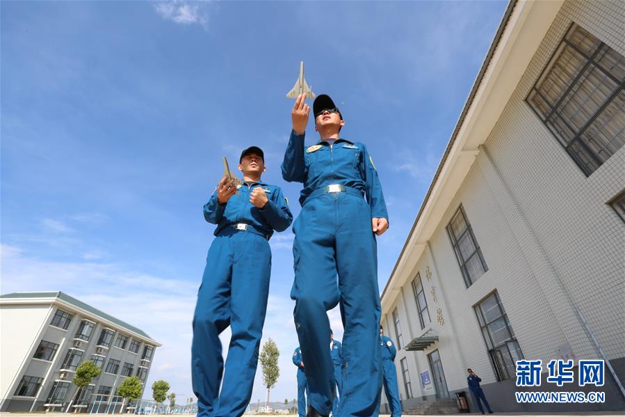 （圖文互動(dòng)）（3）5290小時(shí)！中國(guó)空軍殲擊機(jī)飛行紀(jì)錄保持者光榮停飛