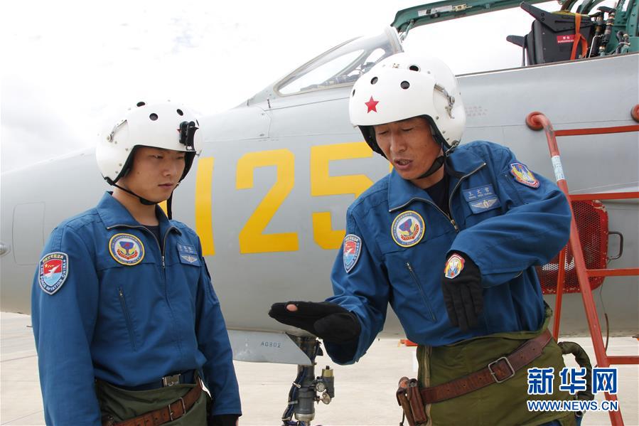 （圖文互動(dòng)）（6）5290小時(shí)！中國(guó)空軍殲擊機(jī)飛行紀(jì)錄保持者光榮停飛