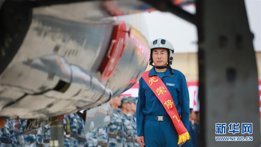 （圖文互動(dòng)）（7）5290小時(shí)！中國(guó)空軍殲擊機(jī)飛行紀(jì)錄保持者光榮停飛