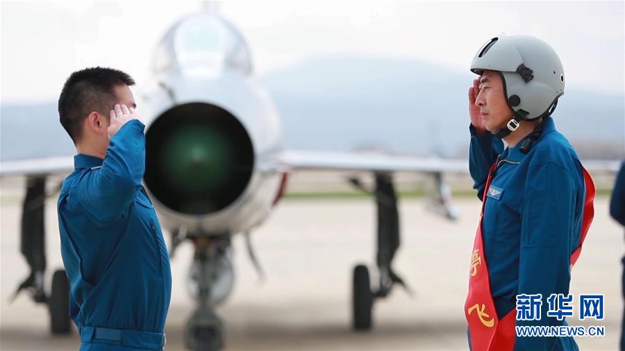 （圖文互動(dòng)）（8）5290小時(shí)！中國(guó)空軍殲擊機(jī)飛行紀(jì)錄保持者光榮停飛