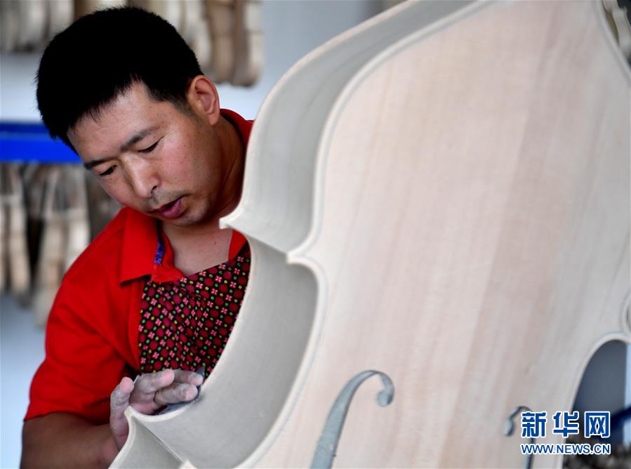 （走向我們的小康生活·圖文互動(dòng)）（4）放下鋤頭，卻撥動(dòng)命運(yùn)的琴弦