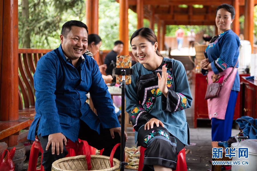 （新華全媒頭條·走向我們的小康生活·圖文互動）（10）那山，那人，那苗寨——十八洞村三代人的奮斗史