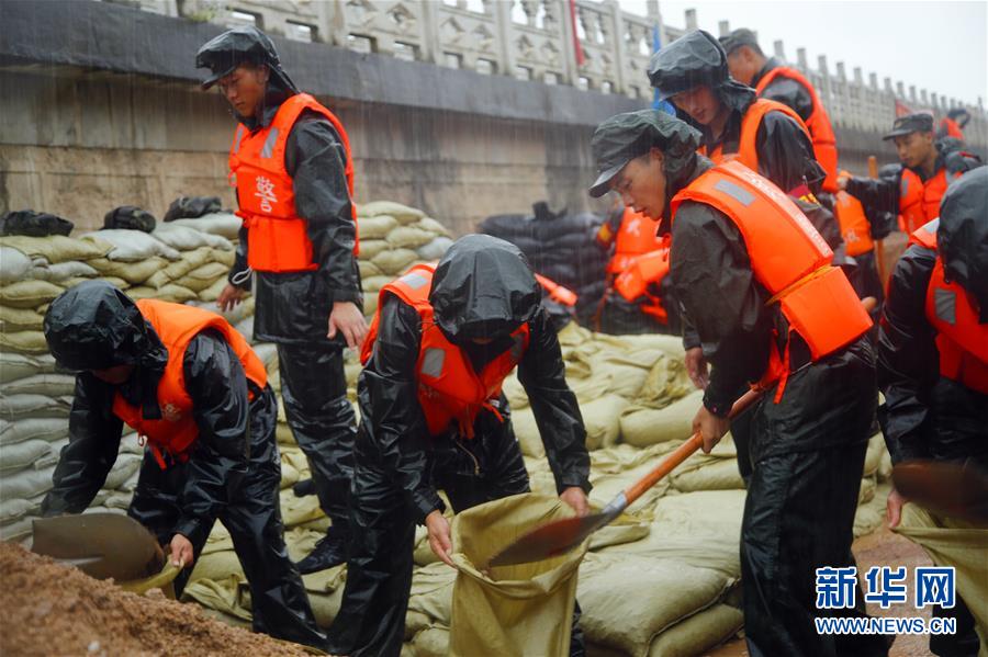 （防汛抗洪·圖文互動）（1）洪水不退，子弟兵誓死不退——解放軍和武警部隊官兵參與洪澇災害搶險救援記事