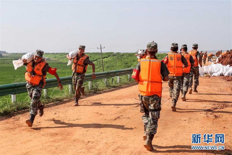 （防汛抗洪·圖文互動）（5）洪水不退，子弟兵誓死不退——解放軍和武警部隊官兵參與洪澇災害搶險救援記事