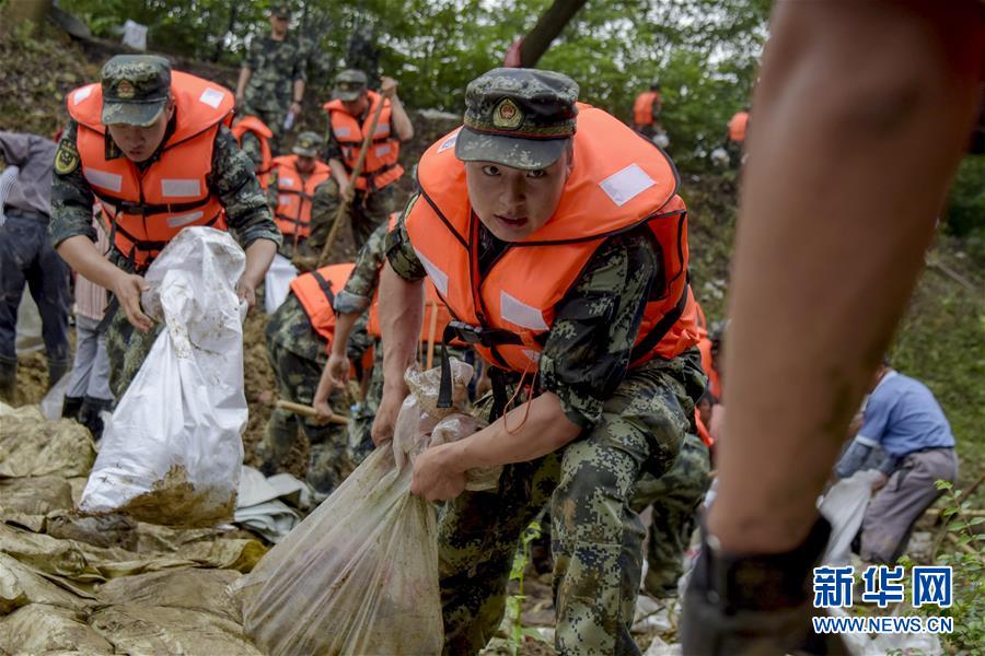 （防汛抗洪·圖文互動）（6）洪水不退，子弟兵誓死不退——解放軍和武警部隊官兵參與洪澇災害搶險救援記事