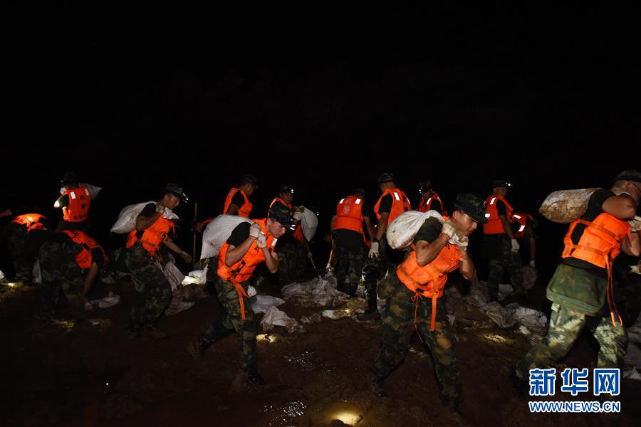 （防汛抗洪·圖文互動）（7）洪水不退，子弟兵誓死不退——解放軍和武警部隊官兵參與洪澇災害搶險救援記事