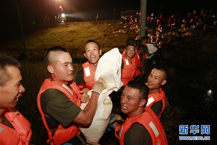（防汛抗洪·圖文互動）（8）洪水不退，子弟兵誓死不退——解放軍和武警部隊官兵參與洪澇災害搶險救援記事