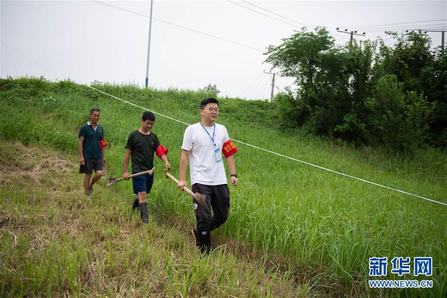 （防汛抗洪·圖文互動(dòng)）（3）在大堤上成長(zhǎng)，為人民守護(hù)——洪水中的青年“生力軍”