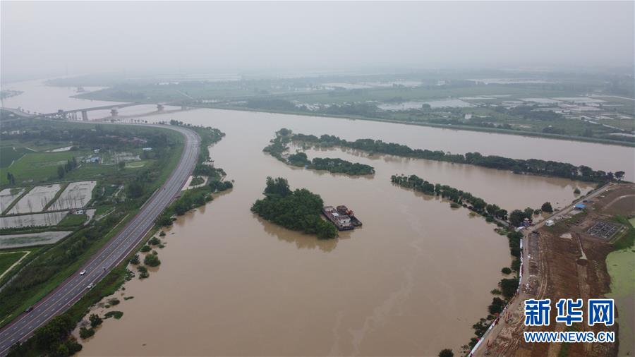 （防汛抗洪·圖文互動）（1）洪水來襲，銅鑼聲在千年古鎮(zhèn)的雨夜響起