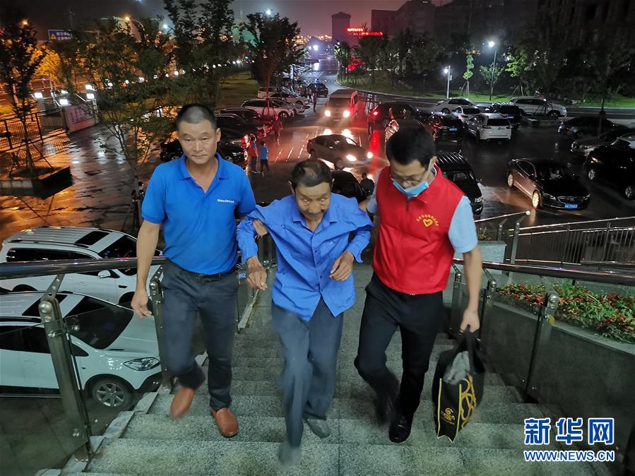 （防汛抗洪·圖文互動）（3）洪水來襲，銅鑼聲在千年古鎮(zhèn)的雨夜響起