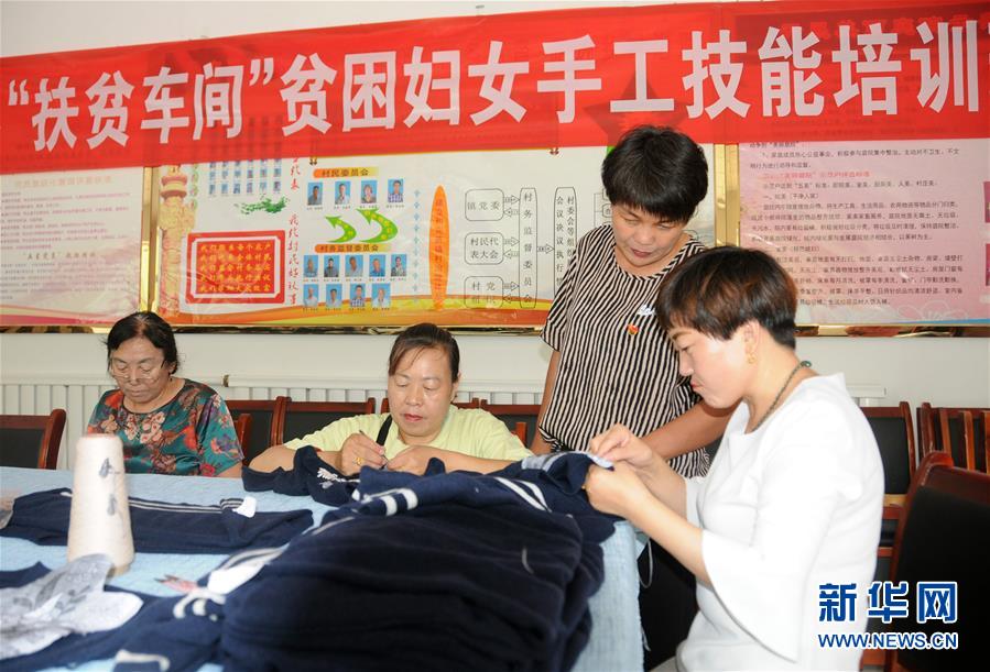 （決戰(zhàn)決勝脫貧攻堅·圖文互動）（1）內(nèi)蒙古河套：一雙巧手、一副棒針、一團毛線打造貧困戶“炕頭經(jīng)濟”