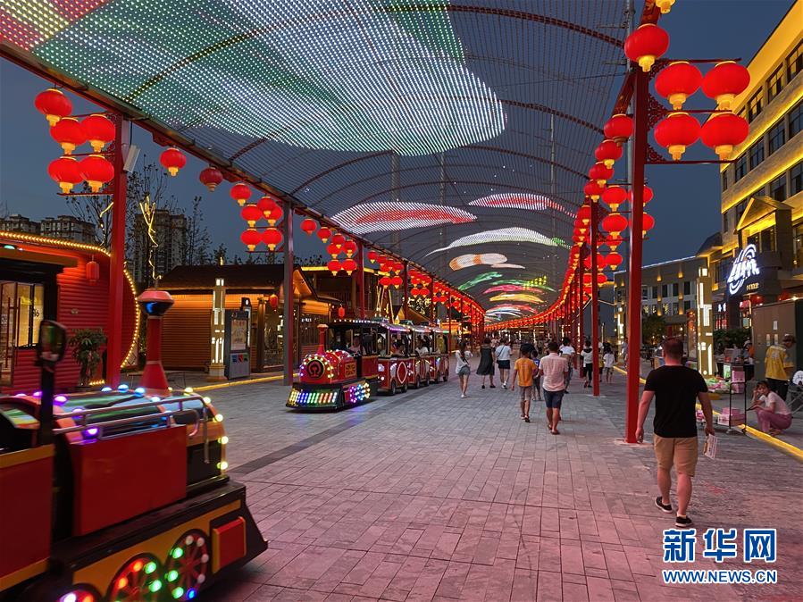 (落實“六穩(wěn)”“六保”一線見聞·圖文互動)(1)易地搬遷戶有了新身份——貴州萬山扶貧安置點(diǎn)巧打“就業(yè)牌”