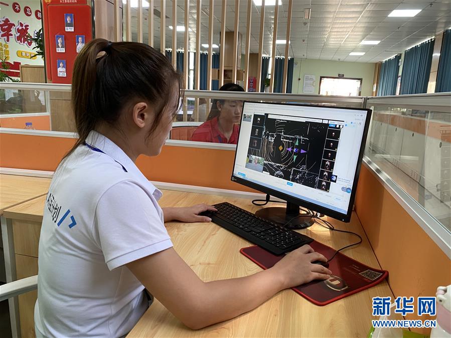 （落實“六穩(wěn)”“六保”一線見聞·圖文互動）（2）易地搬遷戶有了新身份——貴州萬山扶貧安置點(diǎn)巧打“就業(yè)牌”