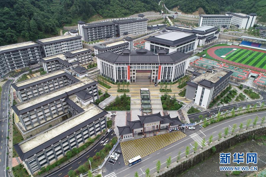 （新華視點·圖文互動）（1）學(xué)校建漂亮點本無錯，為何這所“豪華中學(xué)”讓人困惑？