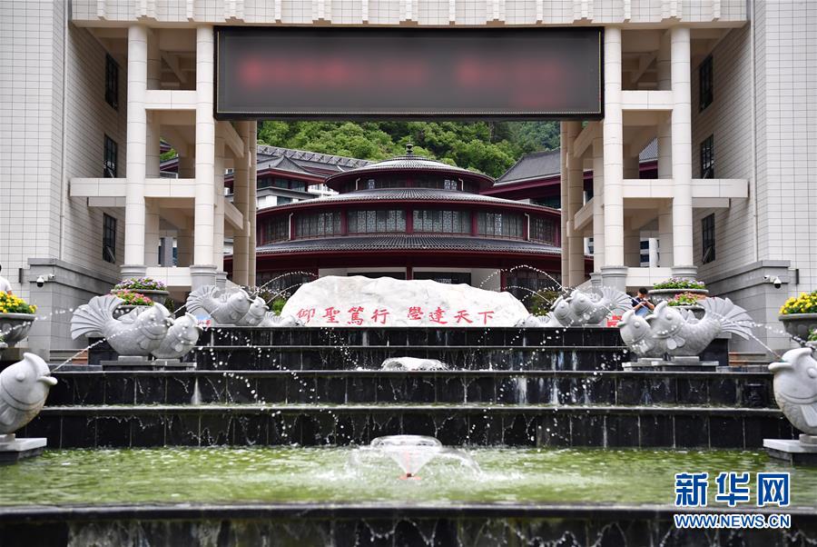 （新華視點·圖文互動）（3）學(xué)校建漂亮點本無錯，為何這所“豪華中學(xué)”讓人困惑？