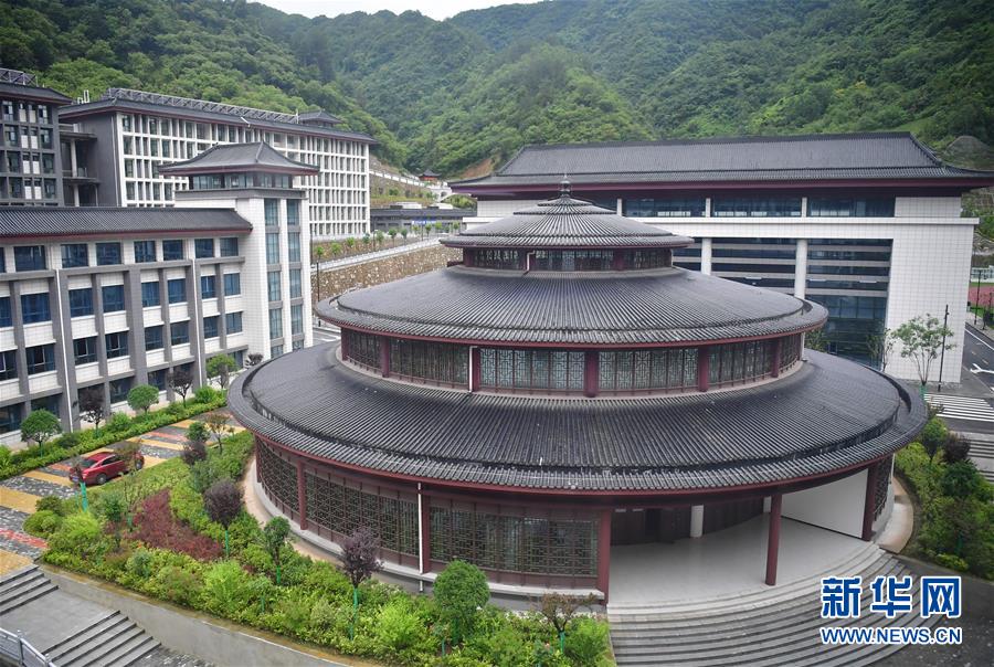 （新華視點·圖文互動）（4）學(xué)校建漂亮點本無錯，為何這所“豪華中學(xué)”讓人困惑？