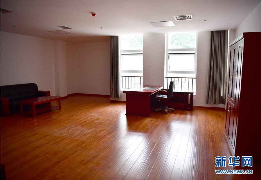 （新華視點·圖文互動）（6）學(xué)校建漂亮點本無錯，為何這所“豪華中學(xué)”讓人困惑？
