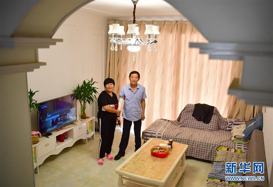 （走向我們的小康生活·圖文互動(dòng)）（2）“樓上過(guò)日子，樓下賺票子”——來(lái)自陜西安康的易地扶貧搬遷一線觀察
