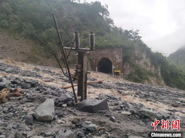 因泥石流受損的成昆鐵路區(qū)間?！ソ?攝